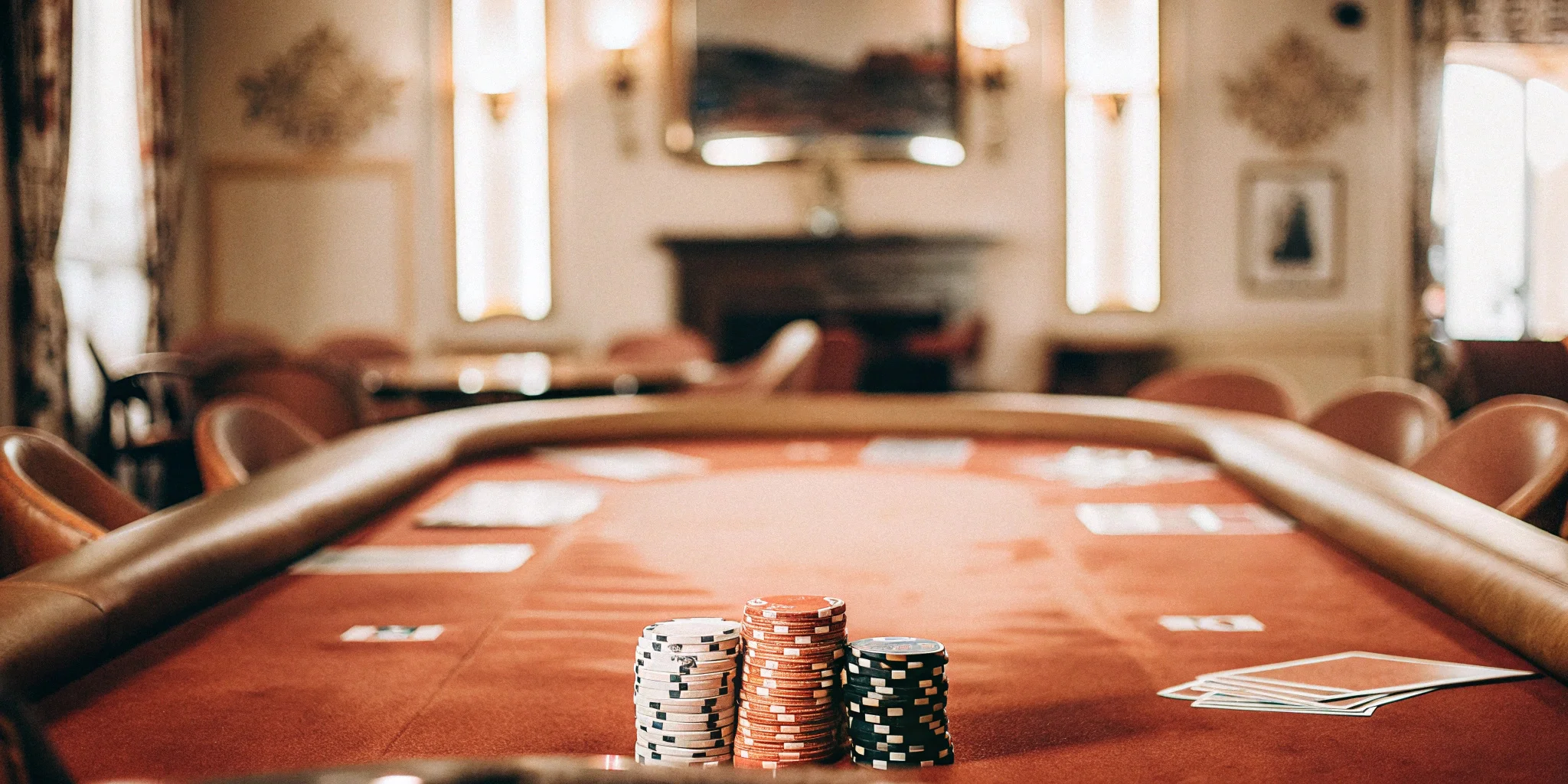 Pokertafel met chips en kaarten klaar voor een spannende speelronde.